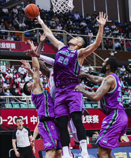 爱游戏2026-上海队鏖战雷霆，陶汉林刷新纪录