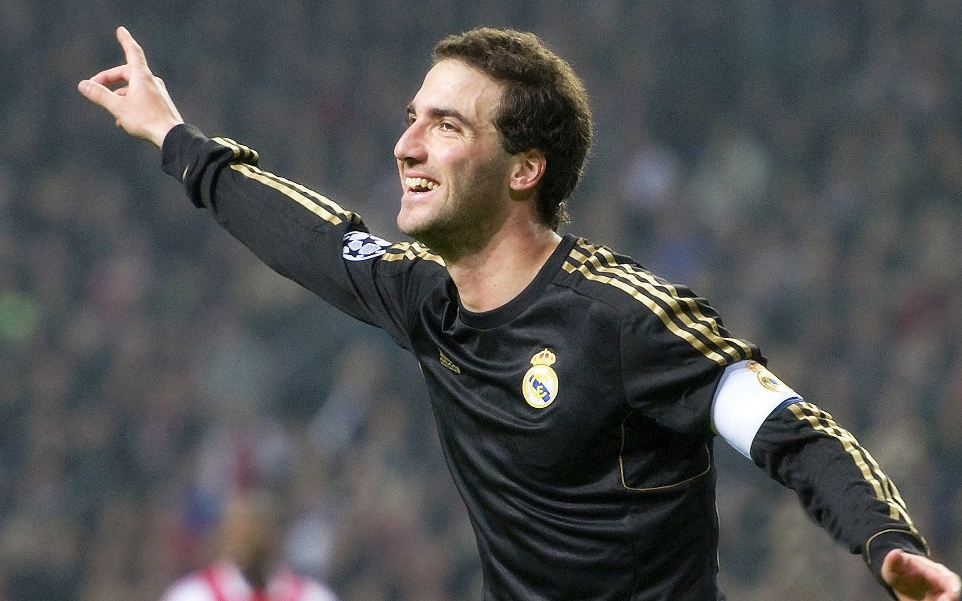 爱游戏tv-意甲焦点战硝烟未散,雄鹿惊魂险胜尼克斯